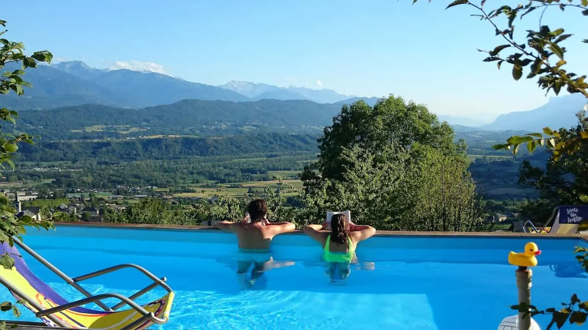 Gîte le Guesthouse - spacieux, piscine et vue montagnes 3pers
