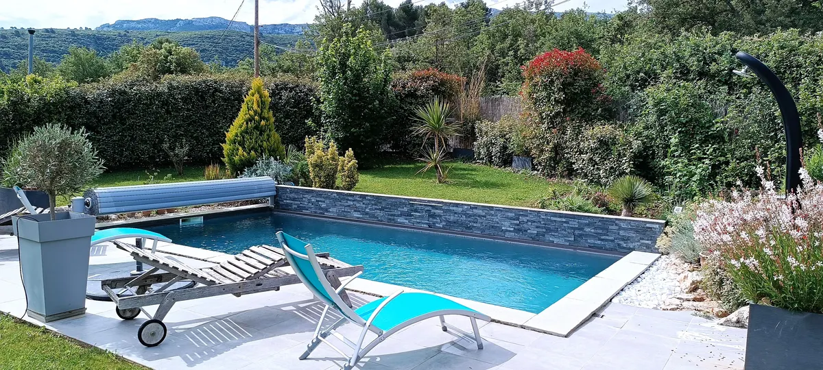 VAR NANS LES PINS Très Beau Studio climatisé avec jardin parking et accès piscine
