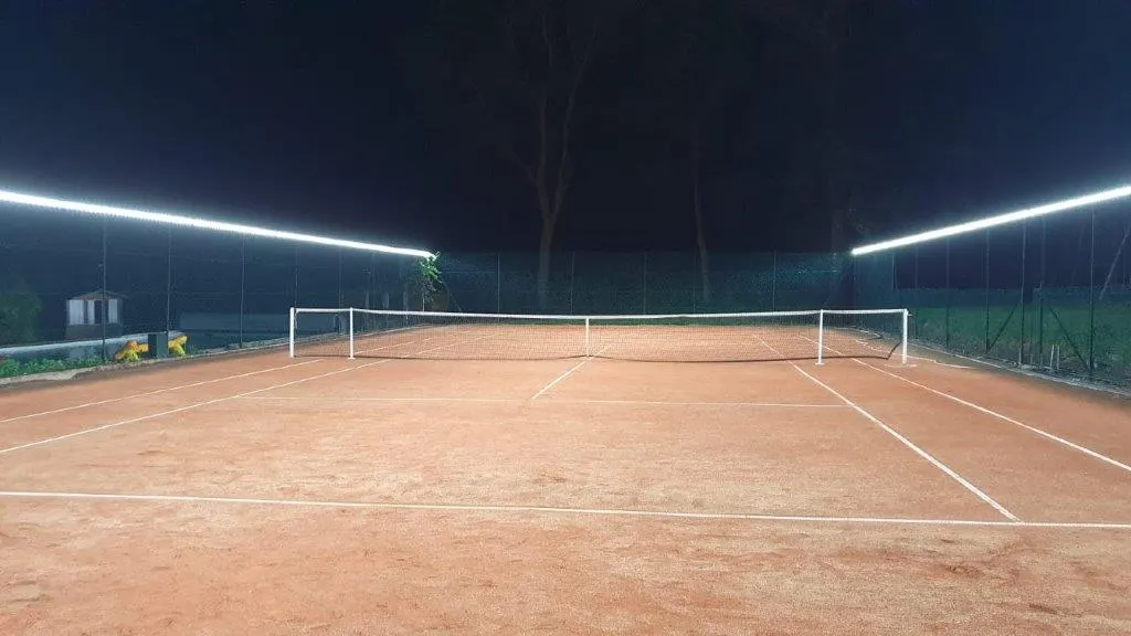 Grande maison de famille entre Auvergne et Forez piscine chauffée tennis chevaux