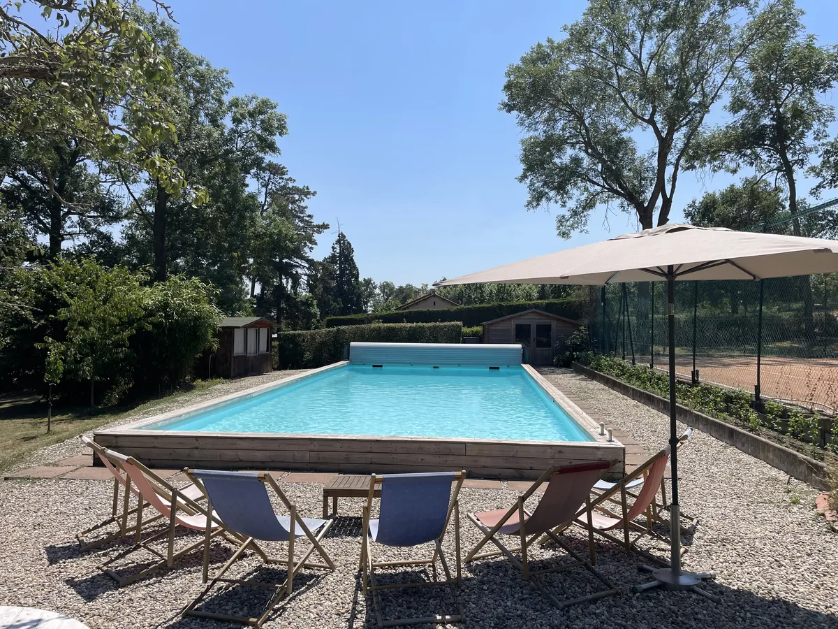 Grande maison de famille entre Auvergne et Forez piscine chauffée tennis chevaux sentier d'interprétation