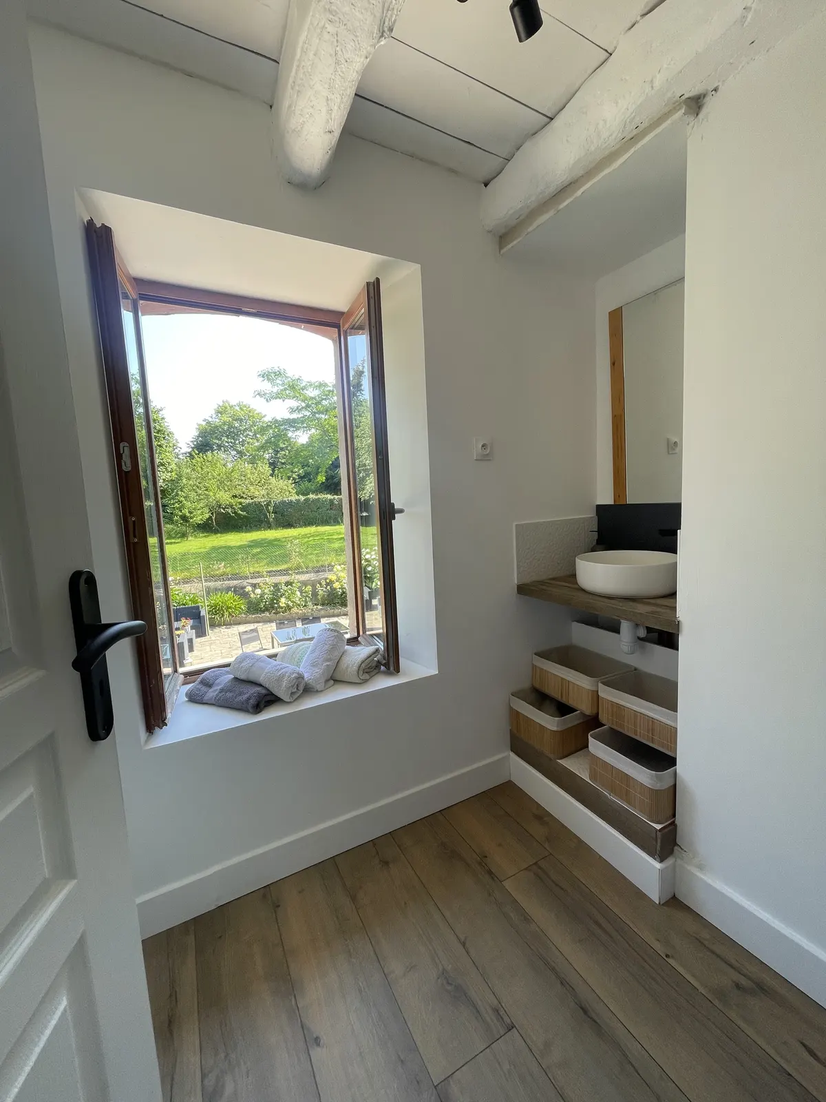 Gîte l'Armor : Jacuzzi, terrasse privée, cuisine.