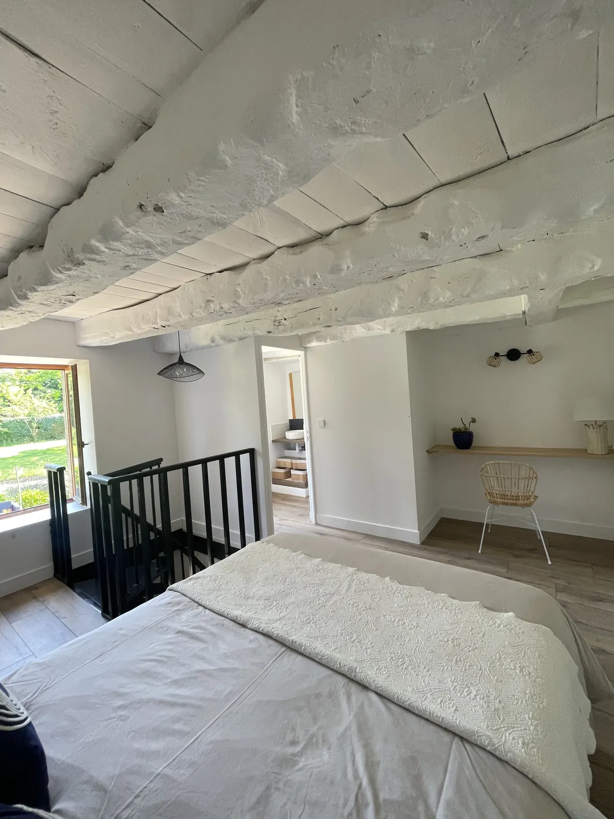 Gîte l'Armor : Jacuzzi, terrasse privée, cuisine.