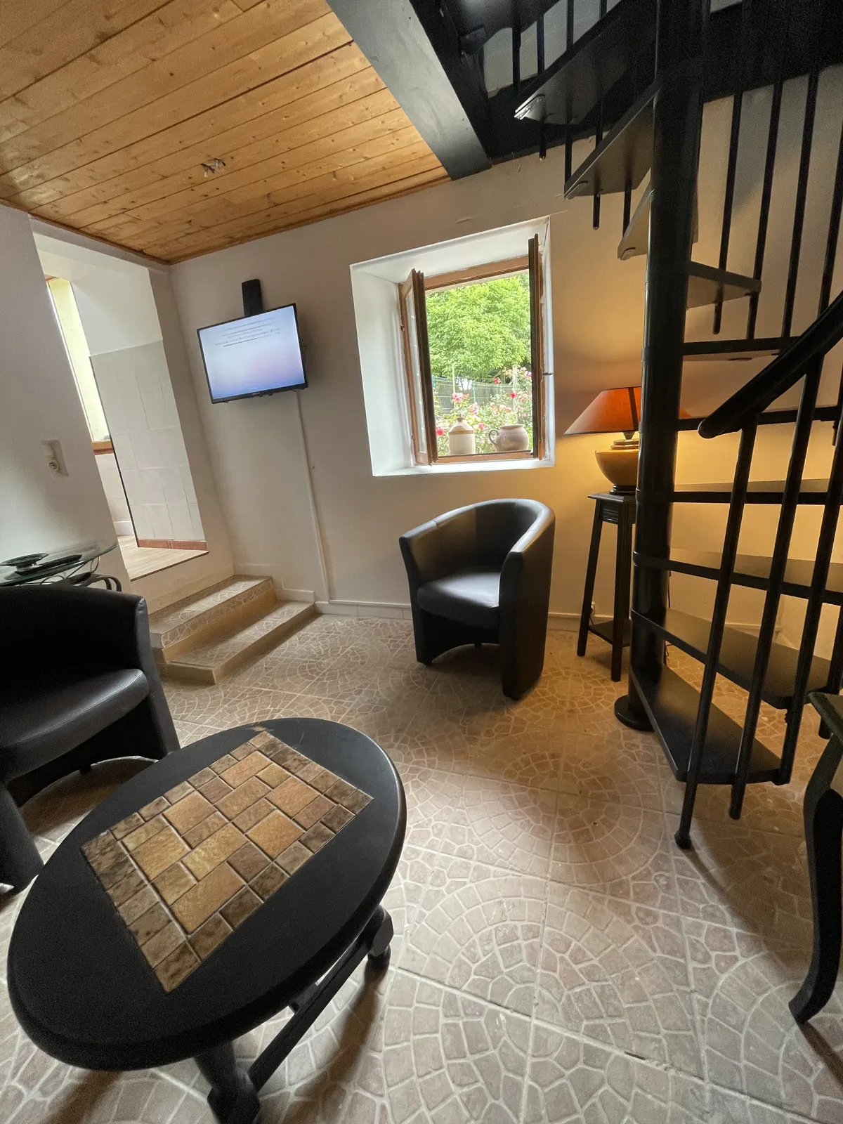 Gîte l'Armor : Jacuzzi, terrasse privée, cuisine.
