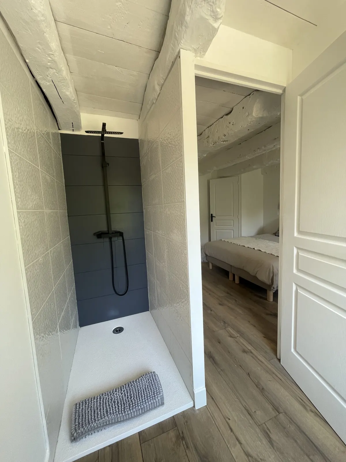 Gîte l'Armor : Jacuzzi, terrasse privée, cuisine.