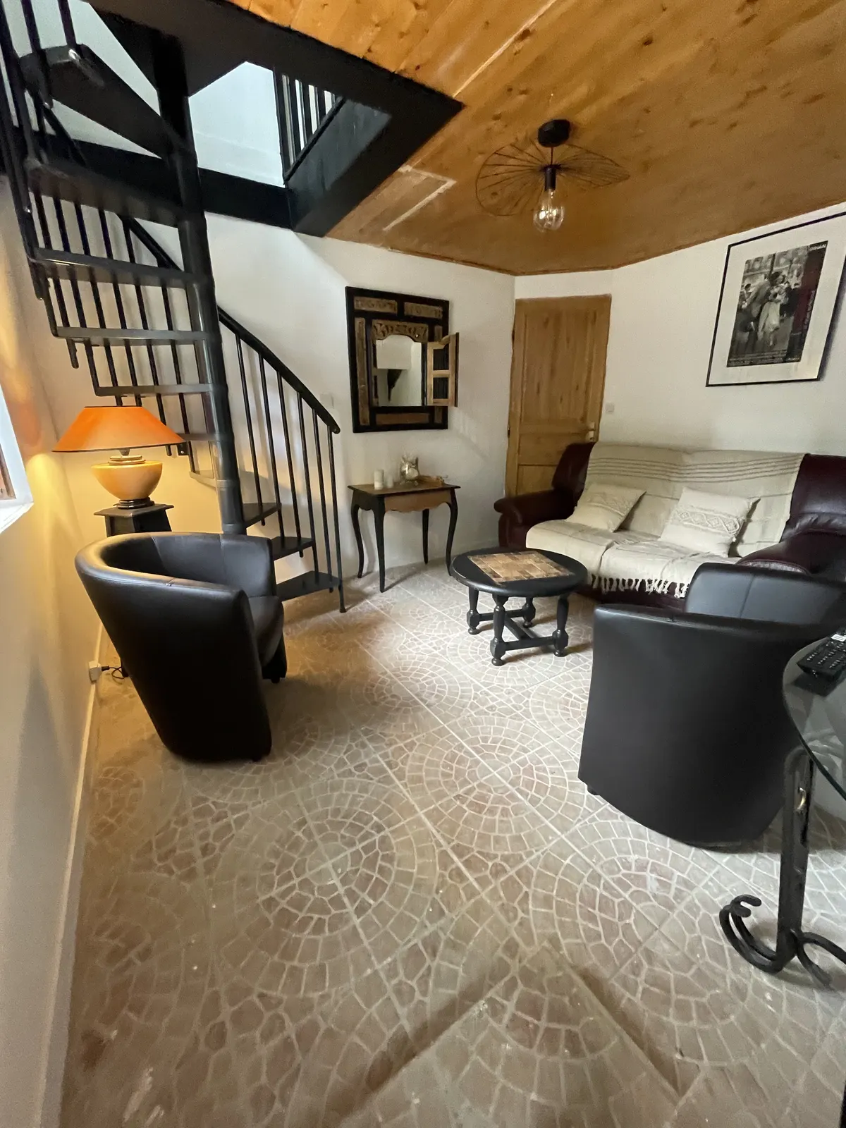 Gîte l'Armor : Jacuzzi, terrasse privée, cuisine.