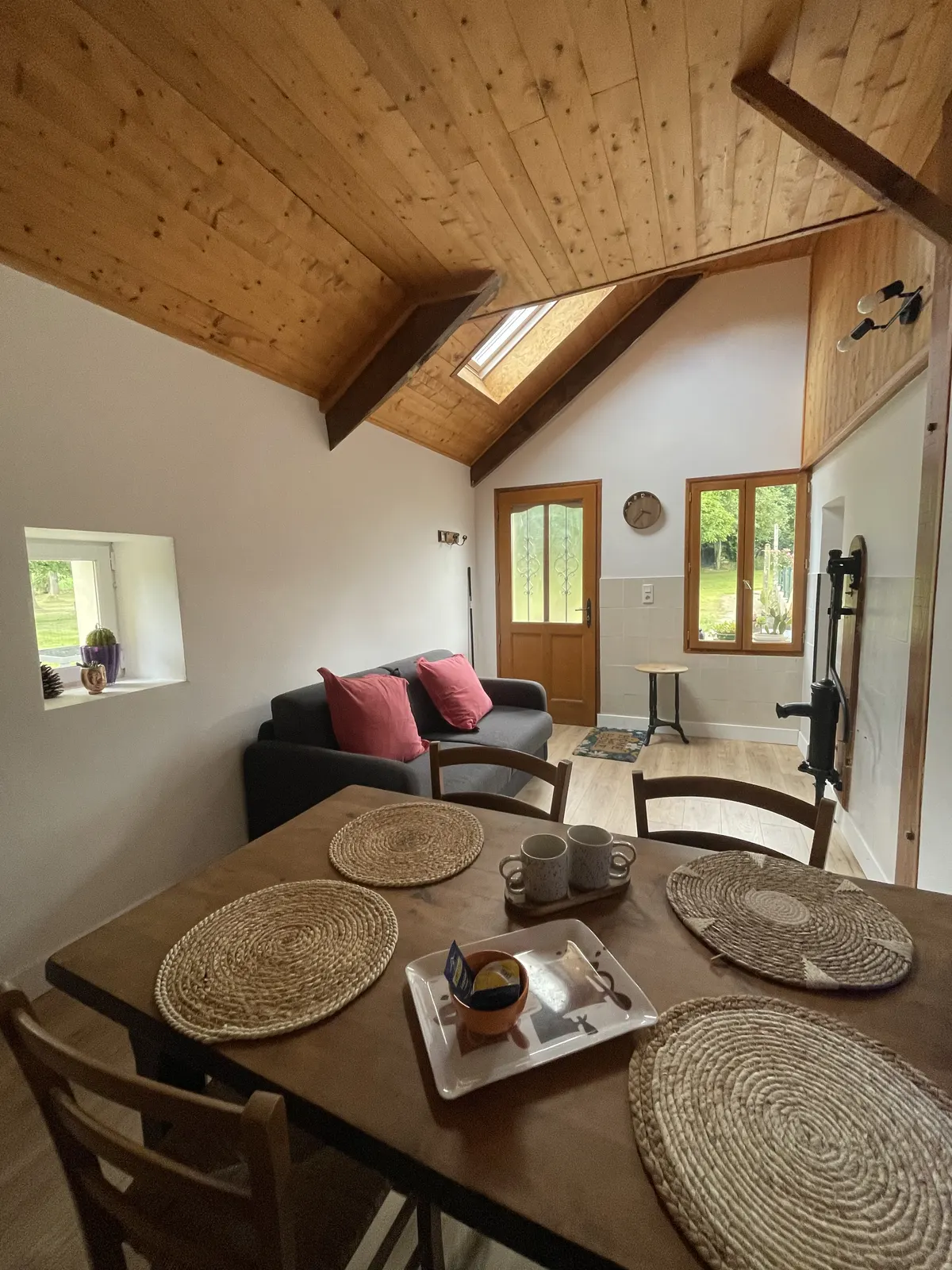 Gîte l'Armor : Jacuzzi, terrasse privée, cuisine.
