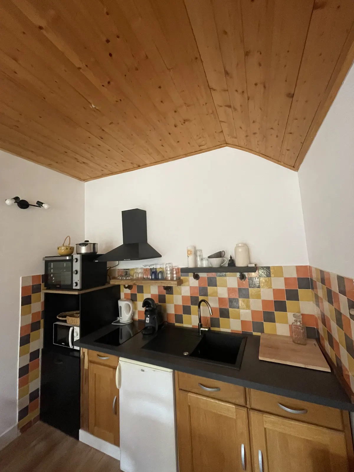Gîte l'Armor : Jacuzzi, terrasse privée, cuisine.