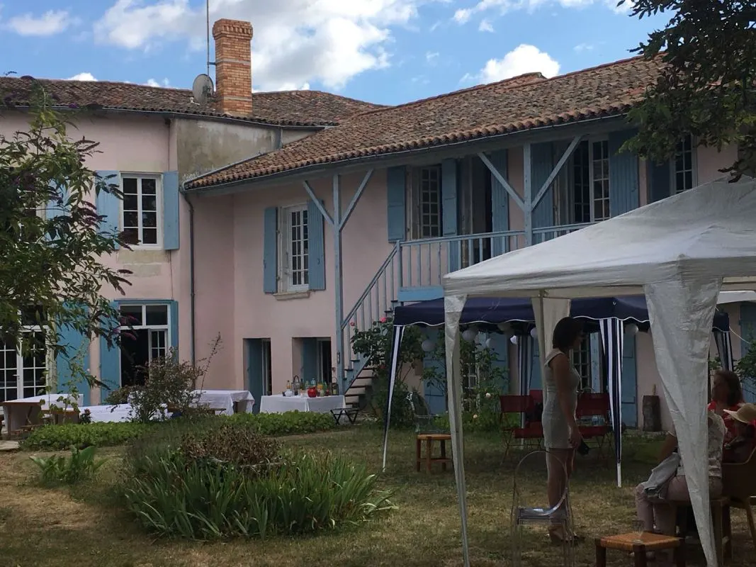 Chambres chez l'habitant dans maison d'hôte charentaise avec jardin arboré