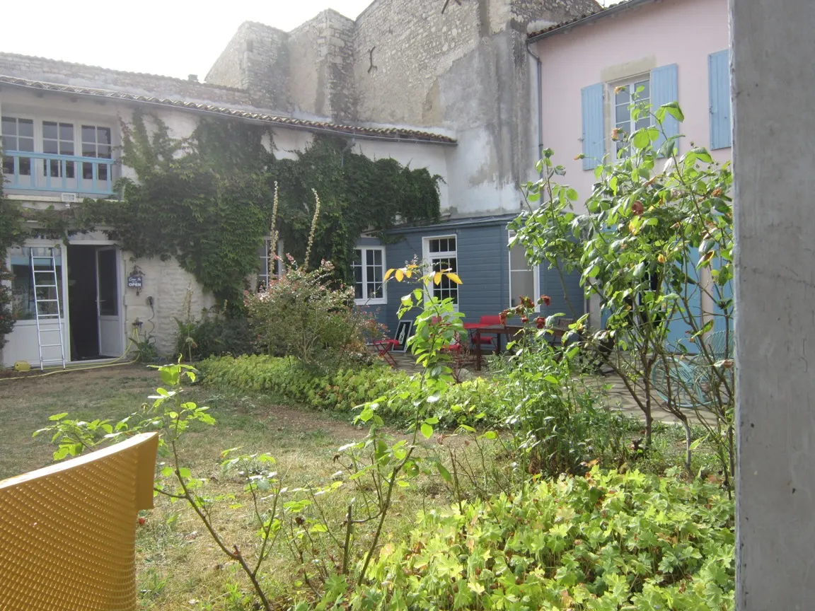 Chambre chez l'habitant dans maison d'hôte charentaise avec jardin arboré-1
