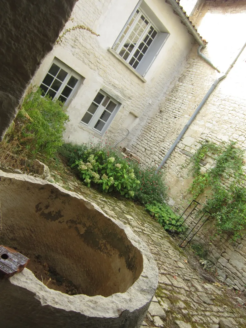 Chambre chez l'habitant dans maison d'hôte charentaise avec jardin arboré-1