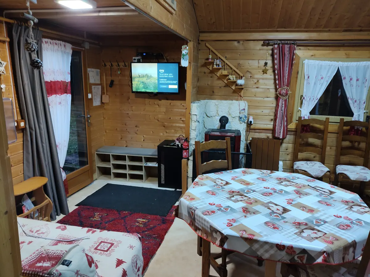 Parc régional Haut Jura Chalet "Le Petit Canada" situé à la limite de l'Ain et du Jura à 15mn de La Pesse (39) et 10mn de Giron (01)