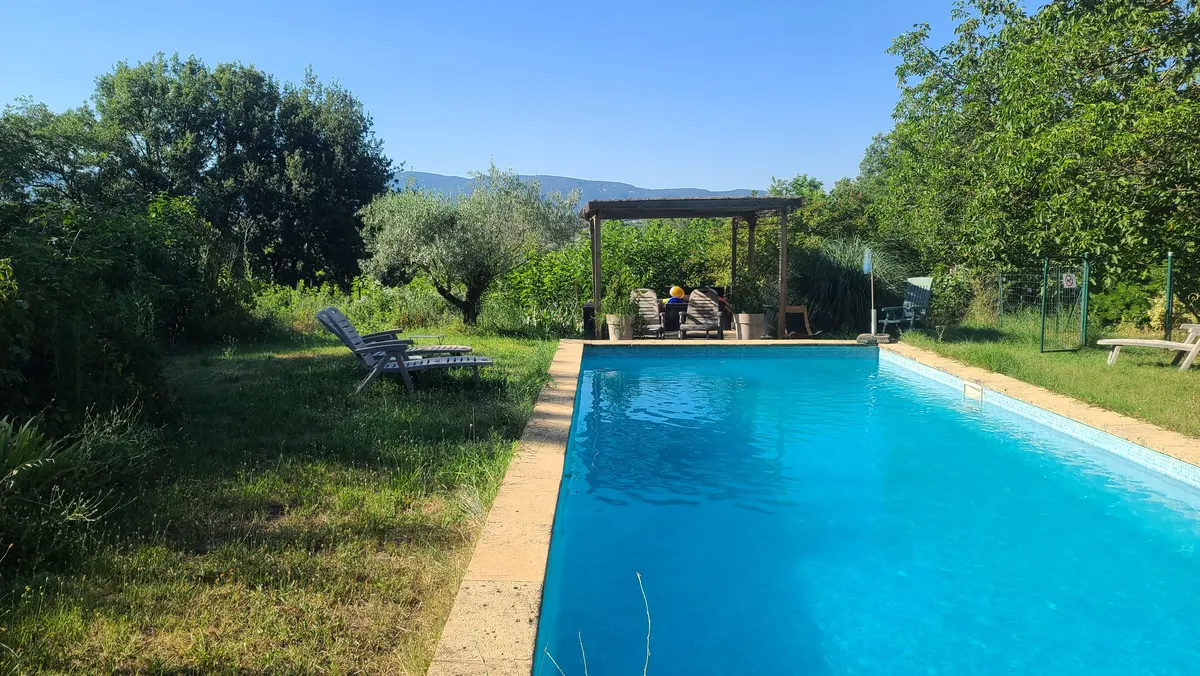 Gîte 4 personnes climatisé en Provence, piscine à partager